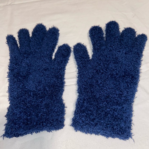 4 pairs of gloves and 2 hats. Used condition several different sizes - Picture 11 of 13